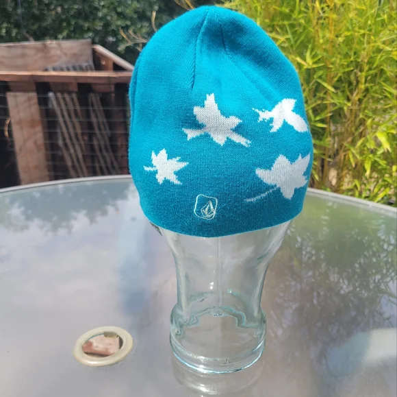 Volcom Unisex Beanie Hat with Teal Maple Leaf design. GOOD CONDITION - Picture 5 of 10